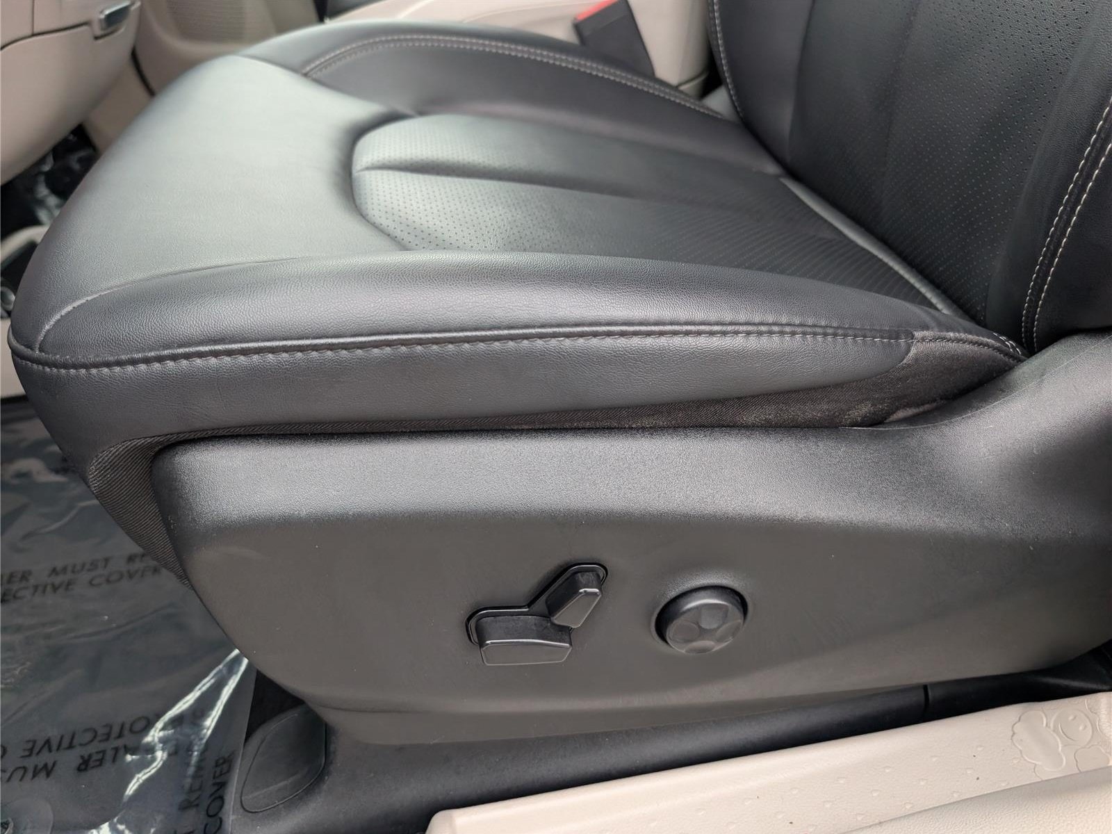 Used 2024 Chrysler Pacifica Touring-L FWD image 20