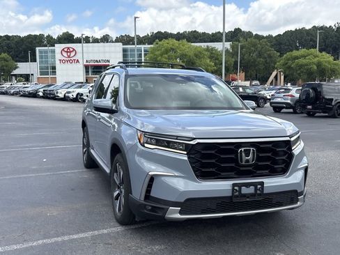 Used 2025 Honda Pilot Touring image 3