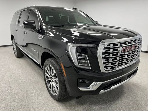 Used 2026 GMC Yukon XL Denali w/ Sun & Power Step Package AWD/4WD image 2