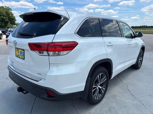 Used 2018 Toyota Highlander LE AWD/4WD image 4