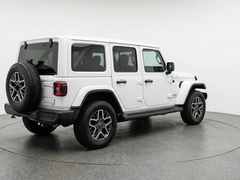 Used 2025 Jeep Wrangler Sahara image 9