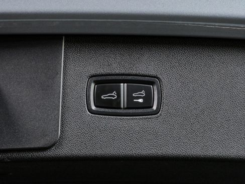 Certified 2023 Porsche Cayenne AWD/4WD image 33