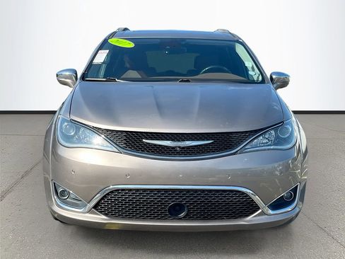 Used 2017 Chrysler Pacifica Limited w/ Advanced Safetytec Group FWD image 2