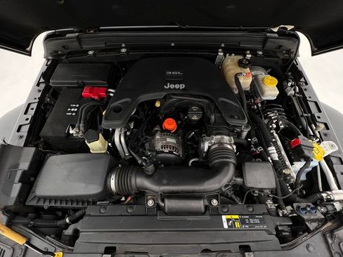 Used 2018 Jeep Wrangler Unlimited Sport AWD/4WD image 3