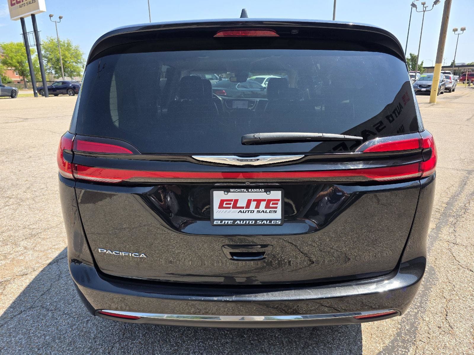 Used 2022 Chrysler Pacifica Touring-L FWD image 6