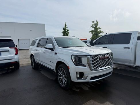 Used 2021 GMC Yukon XL Denali w/ Denali Premium Package AWD/4WD image 3