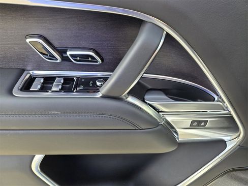 Used 2025 Land Rover Range Rover Autobiography image 18