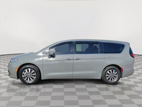 Used 2022 Chrysler Pacifica Touring-L w/ Uconnect Theater Family Group FWD image 2