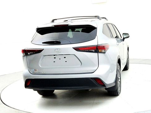 Certified 2024 Toyota Highlander XLE image 5