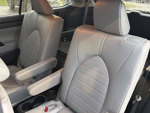 Used 2023 Toyota Highlander XLE FWD image 31