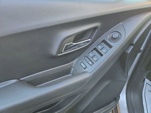 Used 2022 Chevrolet Trax LT w/ LT Convenience Package image 11