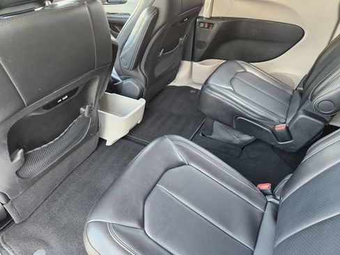 Used 2024 Chrysler Pacifica Touring-L FWD image 29