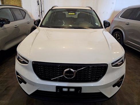 Used 2024 Volvo XC40 B5 Plus w/ Protection Package Premier AWD/4WD image 5