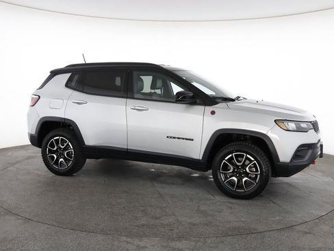 Used 2025 Jeep Compass Trailhawk AWD/4WD image 15