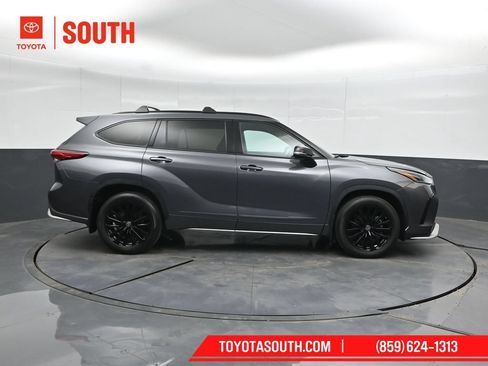 Used 2023 Toyota Highlander XSE AWD/4WD image 3