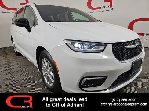 Certified 2025 Chrysler Pacifica Select FWD image 1