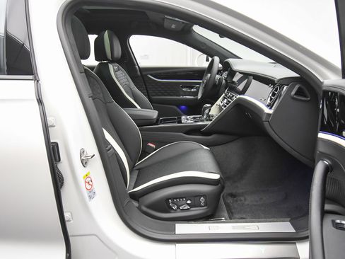 Used 2025 Bentley Flying Spur Plug-In Hybrid image 47