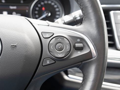 Used 2021 Buick Enclave Essence image 7