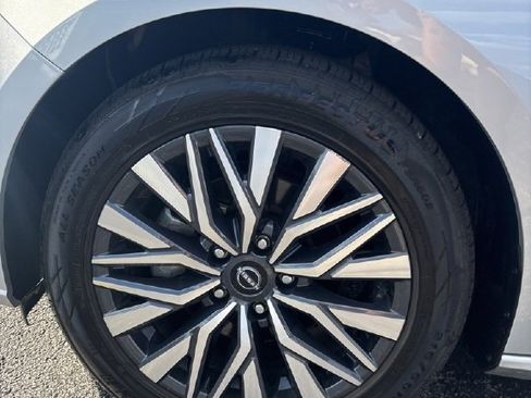 Used 2024 Nissan Altima 2.5 SV image 5