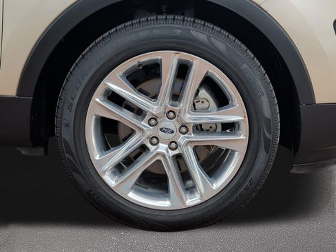 Used 2017 Ford Explorer XLT w/ Equipment Group 202A FWD image 7