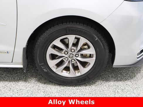 Certified 2021 Toyota Sienna XLE image 5