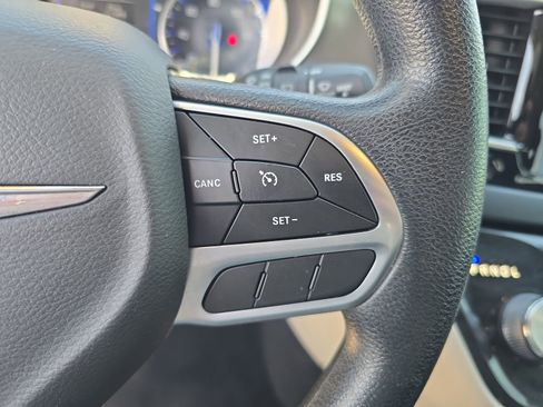 Used 2020 Chrysler Pacifica Touring image 23