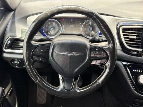 Used 2020 Chrysler Pacifica Touring-L Plus w/ S Appearance Package FWD image 15