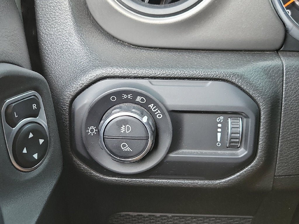 Used 2023 Jeep Gladiator Sport AWD/4WD image 13