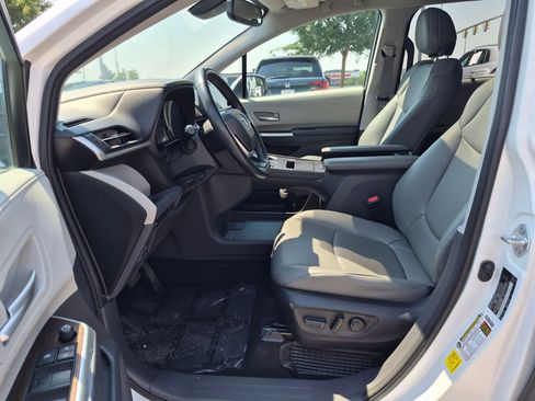 Used 2023 Toyota Sienna XLE FWD image 18