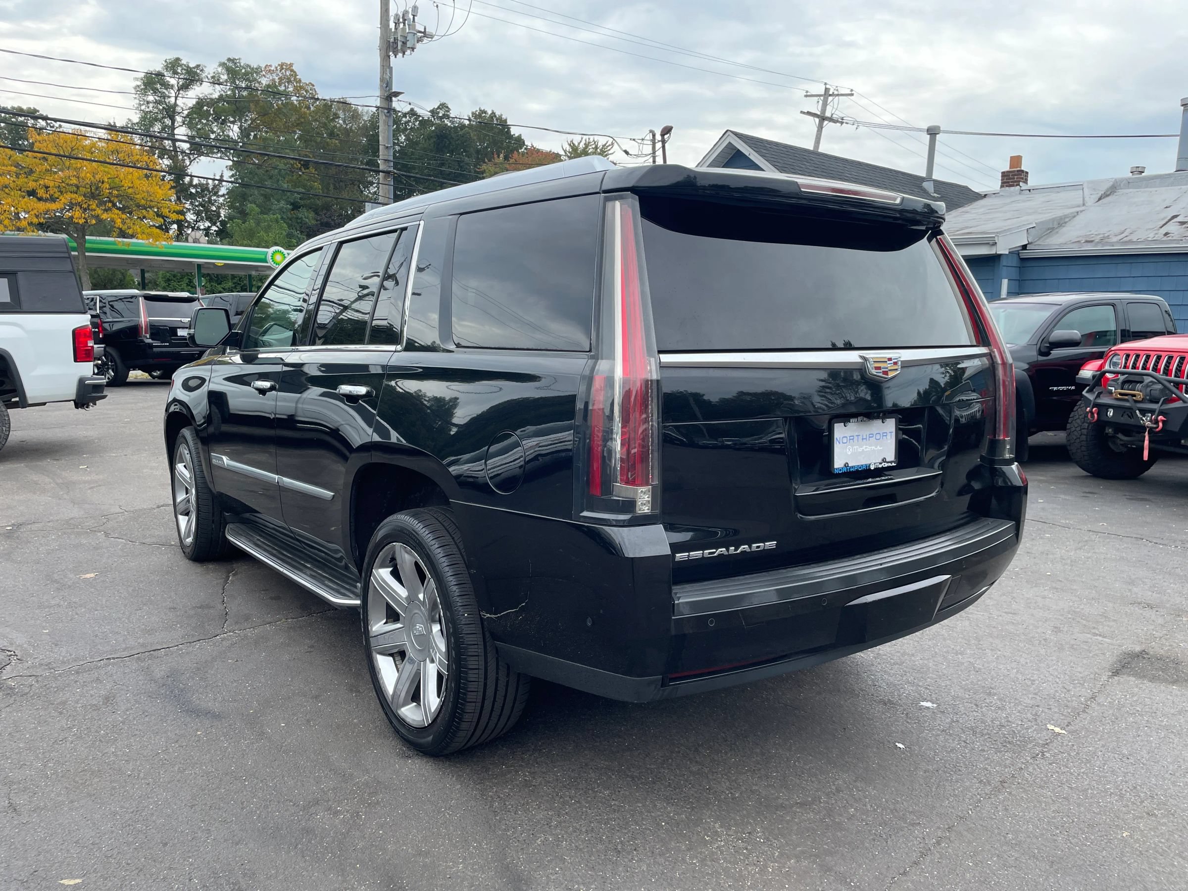 Used 2018 Cadillac Escalade Luxury AWD/4WD image 3