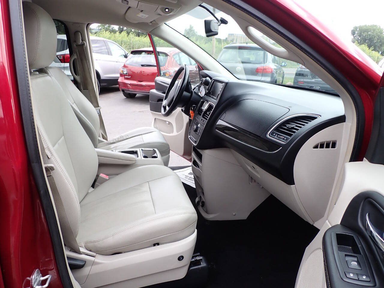 Used 2013 Chrysler Town & Country Touring FWD image 13