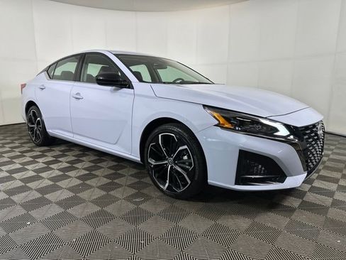 Certified 2025 Nissan Altima 2.5 SR image 2