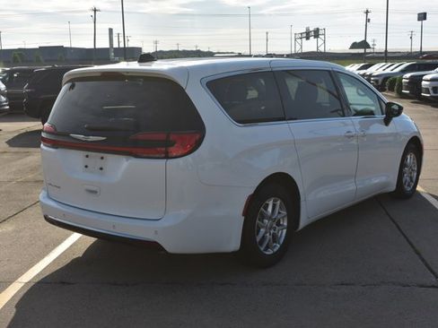 Used 2024 Chrysler Pacifica Touring-L FWD image 5