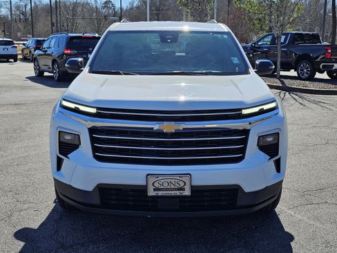 Used 2024 Chevrolet Traverse LT image 3