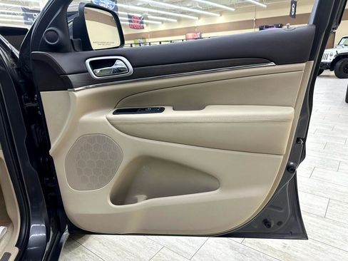 Used 2018 Jeep Grand Cherokee Overland image 40