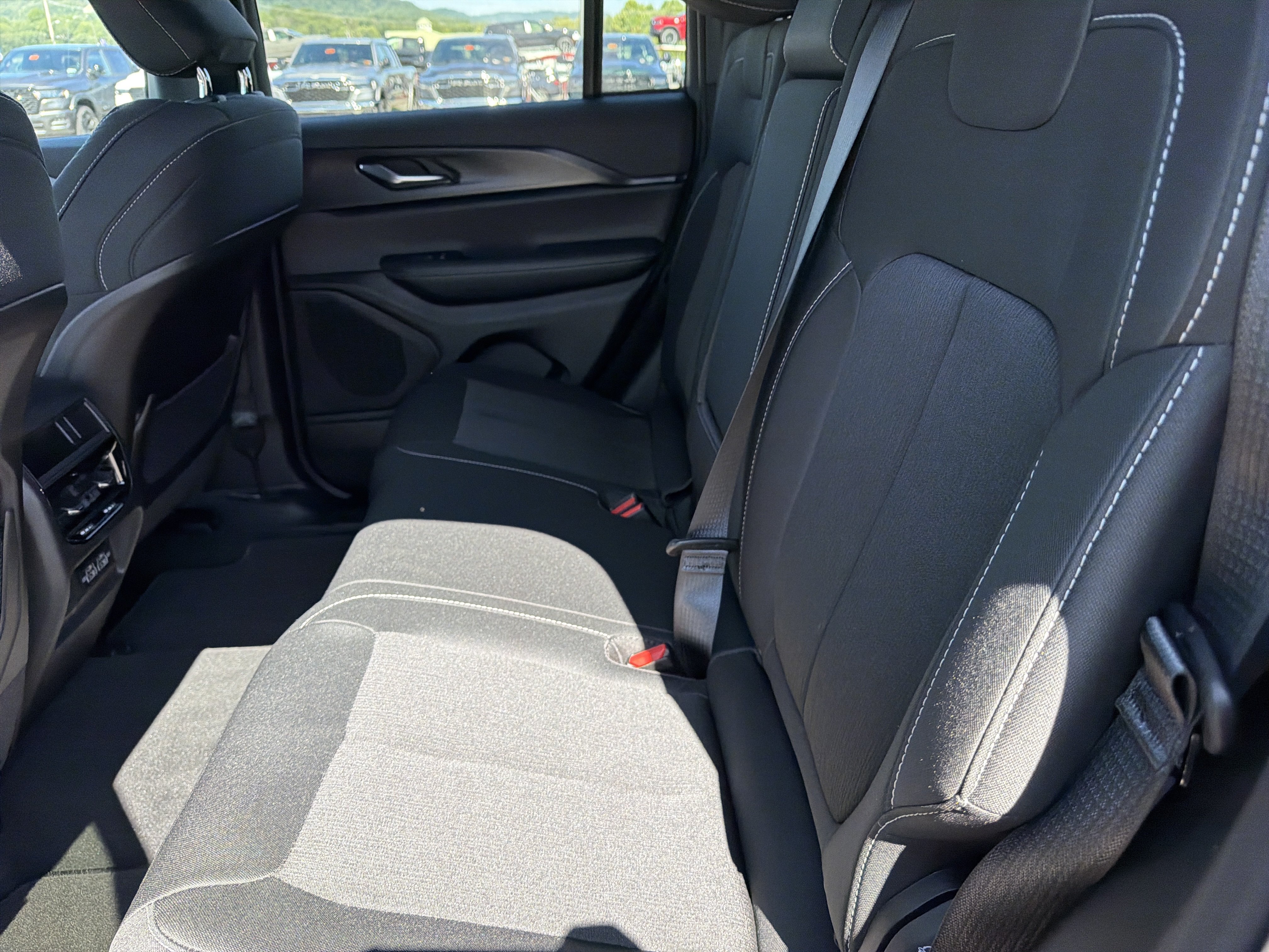 New 2027 Jeep Grand Cherokee Laredo X AWD/4WD image 13