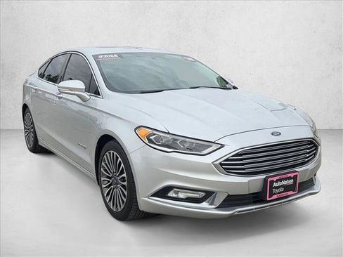 Used 2018 Ford Fusion Titanium image 3