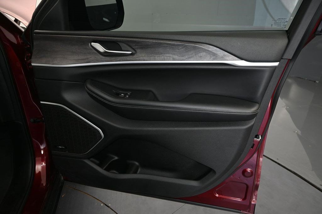 Used 2023 Jeep Grand Cherokee L Limited RWD image 12