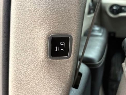 Used 2024 Chrysler Pacifica Select image 17