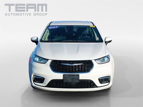 Used 2023 Chrysler Pacifica Touring-L image 2