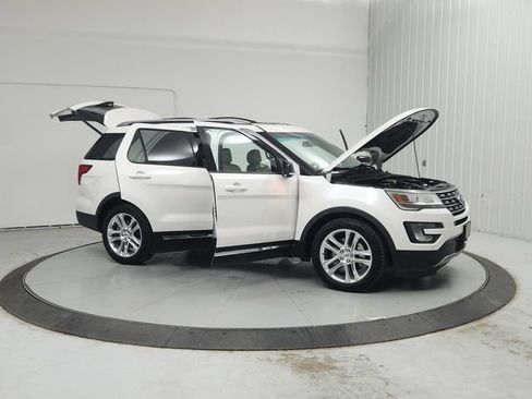Used 2017 Ford Explorer XLT w/ Equipment Group 202A FWD image 9