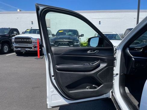 Certified 2023 Jeep Grand Cherokee L Laredo AWD/4WD image 38