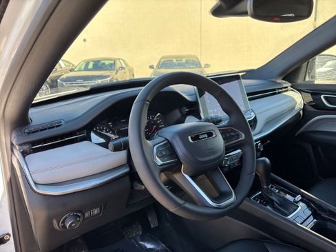 Used 2025 Jeep Compass Limited image 36