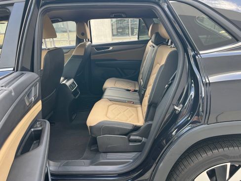 Certified 2025 Volkswagen Atlas Cross Sport SE FWD image 33
