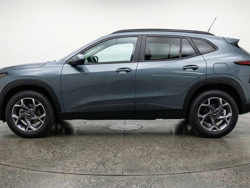 Used 2025 Chevrolet Trax LT w/ LT Convenience Package image 5