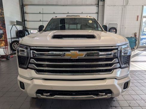 Used 2024 Chevrolet Silverado 2500 High Country w/ Technology Package AWD/4WD image 3