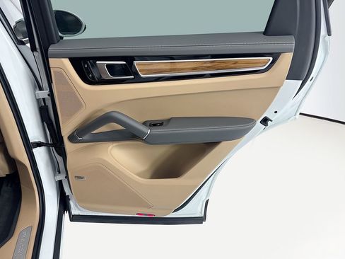 Used 2022 Porsche Cayenne Platinum Edition image 26