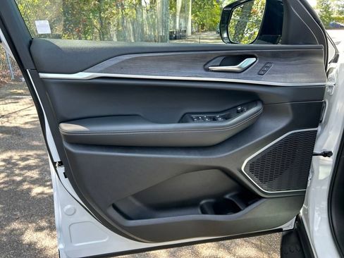 New 2025 Jeep Grand Cherokee Limited w/ Luxury Tech Group II image 11