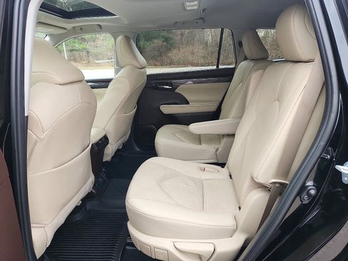Used 2022 Toyota Highlander Limited image 11