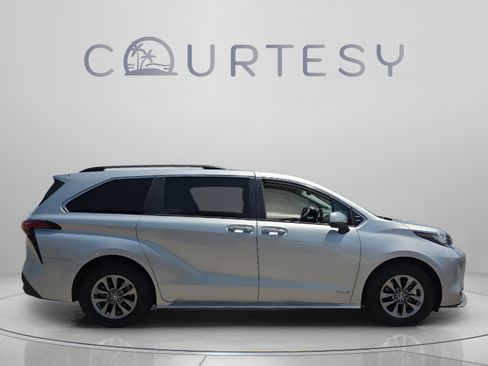 Used 2021 Toyota Sienna XLE w/ XLE Plus Package FWD image 6